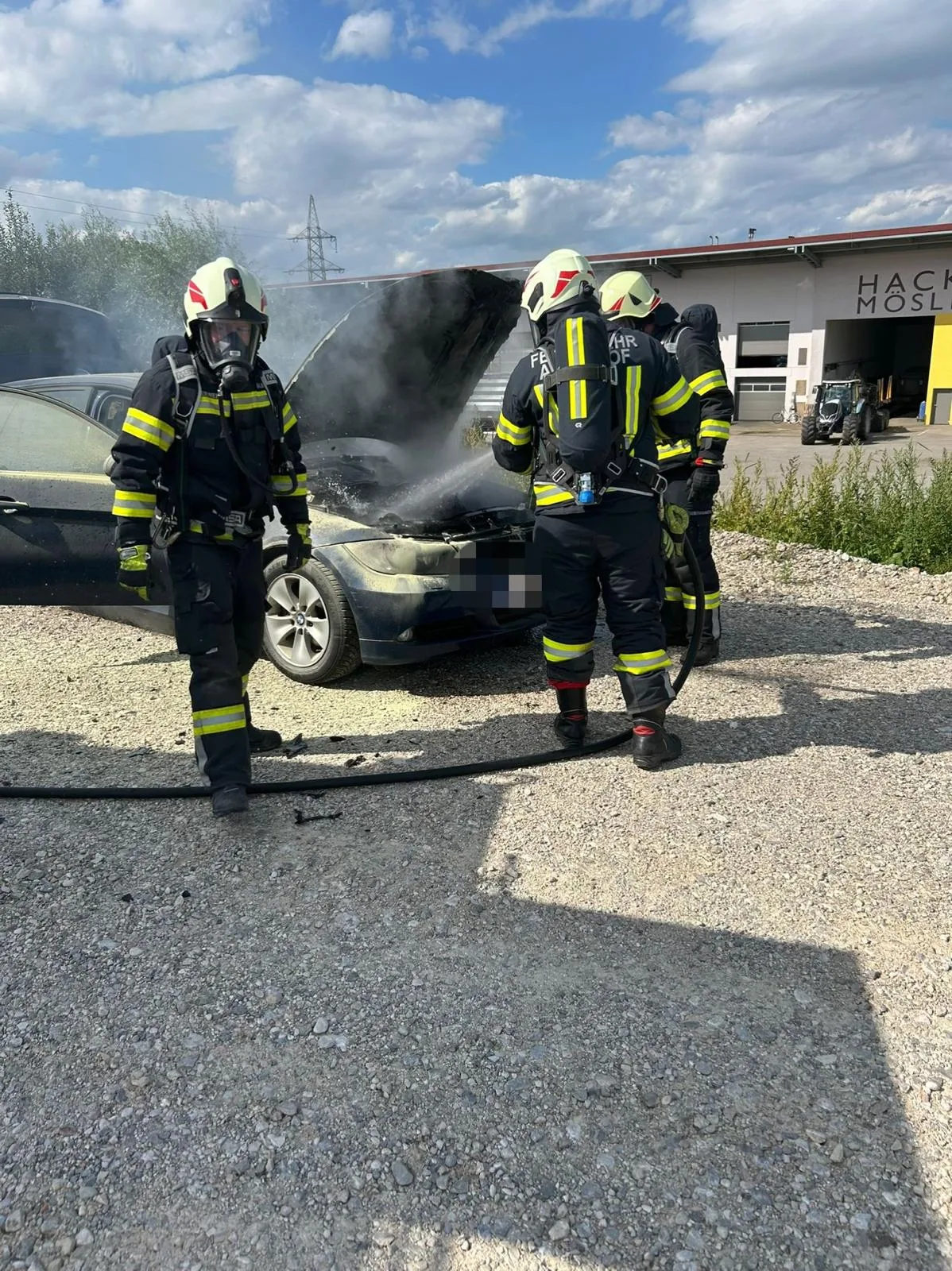 PKW-Brand auf der Hauptstraße – rascher Einsatz verhinderte Schlimmeres