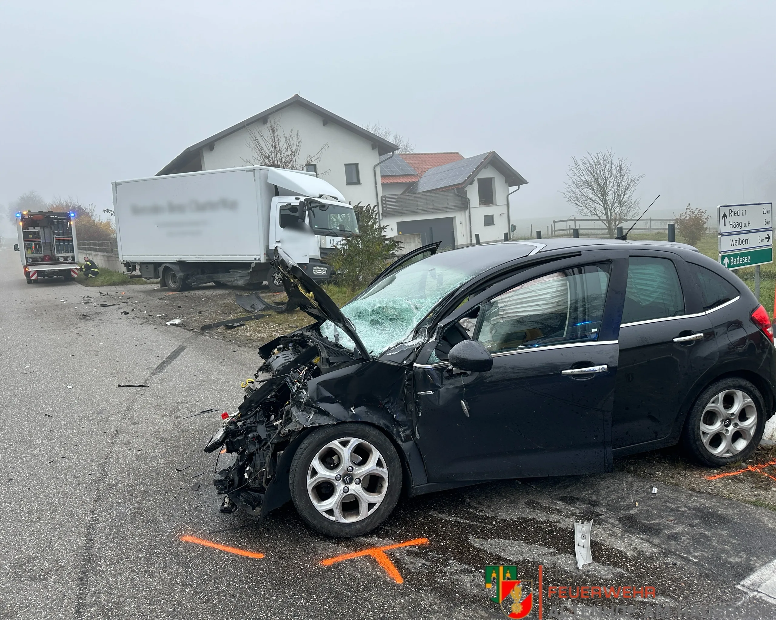 Aufräumarbeiten nach einem Unfall an der Affnanger Kreuzung!